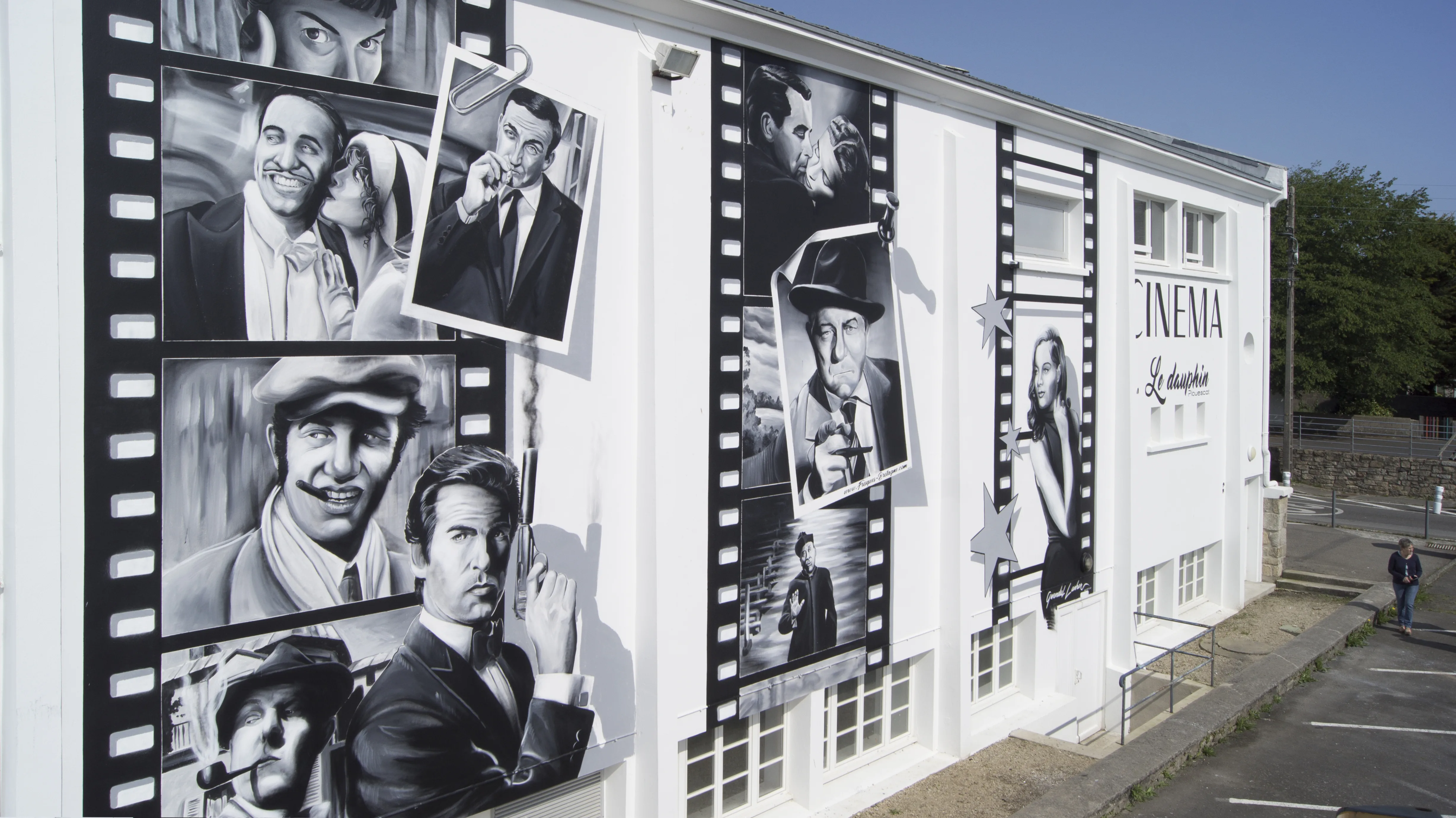 Fresque murale sur la façade du cinéma Le Dauphin à Plouescat